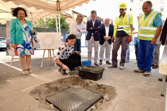 La alcaldesa de Santander, Gema Igual, cerrando el hueco donde se ha colocado la primera piedra de las obras de las 66 VPO de Tabacalera