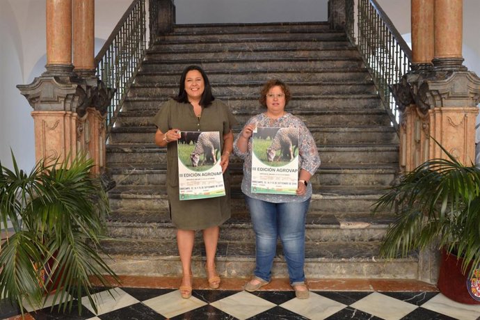 Amo (izda.) con el cartel de la Feria Agropecuaria del Valle de los Pedroches