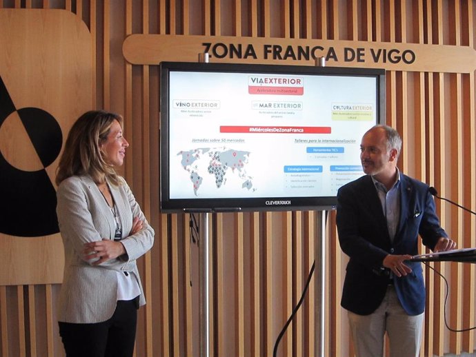 La secretaria de Estado de Comercio, Xiana Margarida Méndez, y el delegado del Estado en la Zona Franca, David Regades, han presentado el programa este miércoles