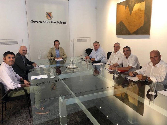 El conseller Marc Pons (presidiendo la mesa) se reúne con responsables de la FEBT.