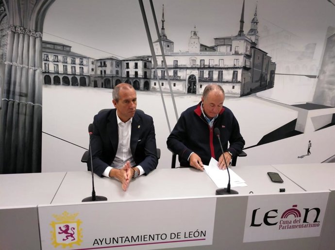 Los ediles de UPL en el Ayuntamiento de León, Eduardo López Sendino y Enrique Valdeón.