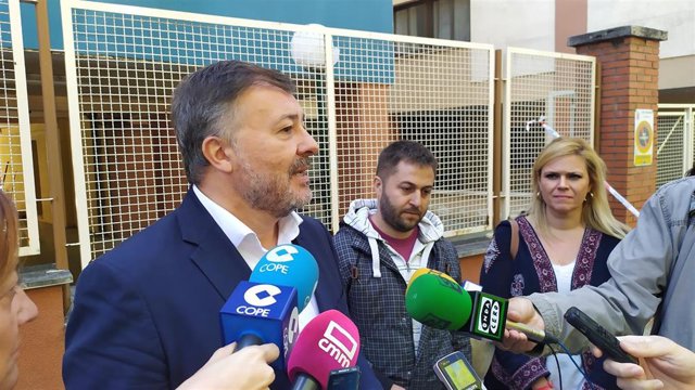 El alcalde de Cuenca, Darío Dolz, atiende a los medios.