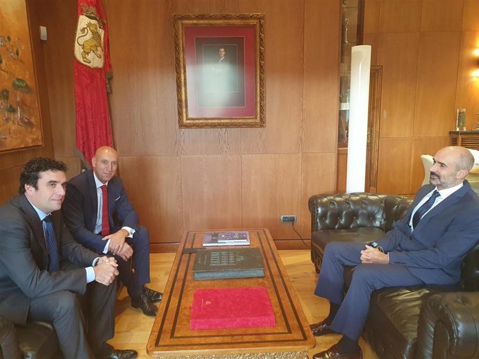 El alcalde de León, José Antonio Diez, ha recibido al director médico de HM Hospitales en León, Jesús Saz y el director territorial de HM Hospitales en León, Ricardo Aller.
