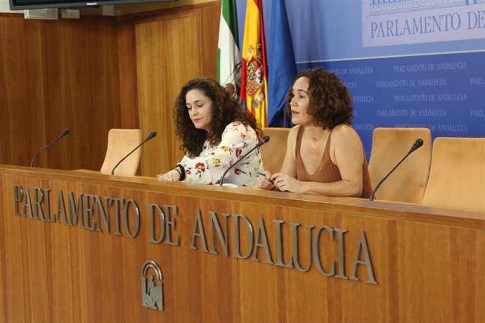 La portavoz de Adelante Andalucía en la Comisión de Cultura, Ana Naranjo, junto a la portavoz parlamentaria, Inmaculada Nieto, en rueda de prensa