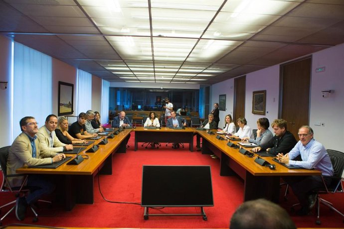 Una de las comisiones del Parlamento foral constituida este miércoles.