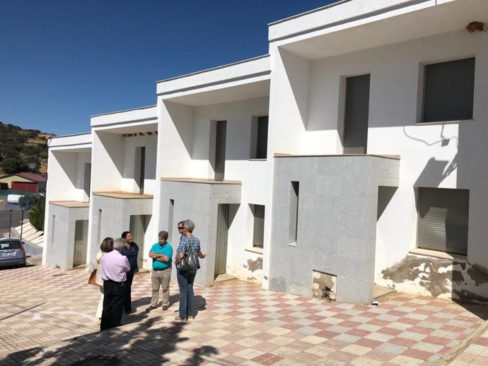 Dolores Amo (de negro) visita Santa Eufemia