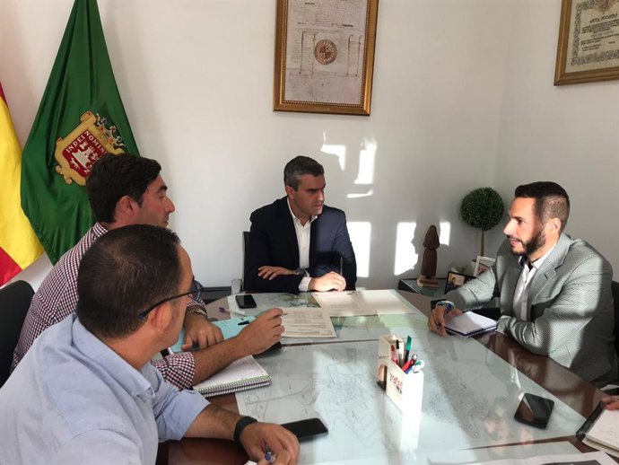 Mario Fernandez con el alcalde de Vejer