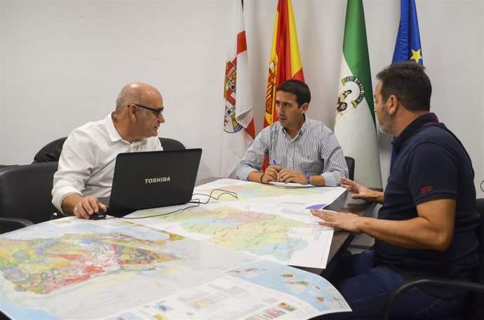 El vicepresidente de la Diputación Óscar Liria se reúne para planificar el dispositivo de carreteras