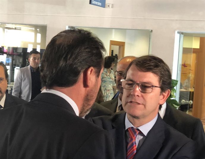El presidente de la Junta, Fernández Mañueco (dcha), saluda al alcalde de Valladolid, el socialista Óscar Puente (izda) en la Apertura del Curso Económico.