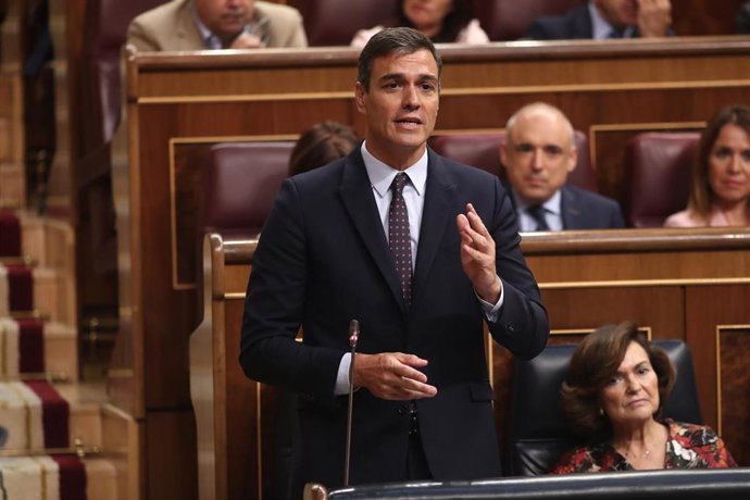 El presidente del Gobierno en funciones, Pedro Sánchez, responde a las preguntas del presidente del PP, Pablo Casado, durante la sesión de control al Gobierno en funciones, en Madrid (España) a 11 de septiembre de 2019.