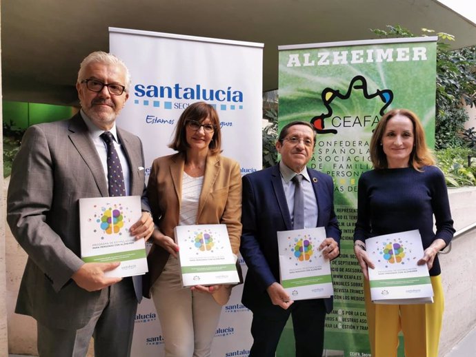 Juan Manuel Rueda, Emma Marín, Manuel Martínez y Cheles Cantabrana, con el Programa de Estimulación para Personas con Alzheimer.