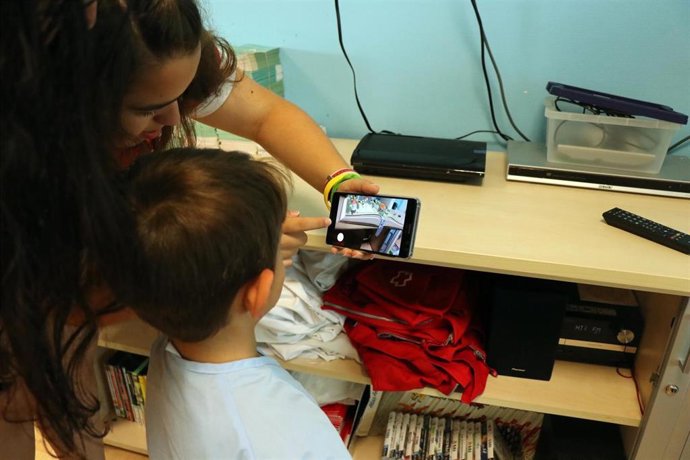 Un niño paciente de pediatría en la Fe con un dispositivo de realidad aumentada