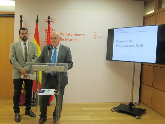 Eduardo Martínez-Oliva presenta los presupuestos junto a Mario Gómez