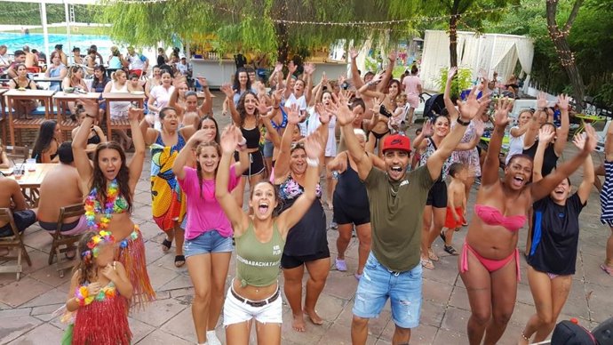 Este año se ha potenciado la iniciativa, que ya se puso en marcha el año anterior, de ofrecer días durante la temporada actividades de recreo desarrollándose jornadas con juegos infantiles diversos, gymcanas, zumba kids, entre otros.