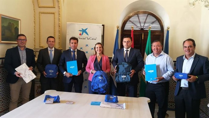 Entregan 1.100 lotes de material escolar para familias de Alcalá de Guadaíra en riesgo de exclusión social
