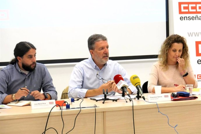 El secretario general de la Federación de Enseñanza de CCOO, Francisco García (en el centro), en rueda de prensa.