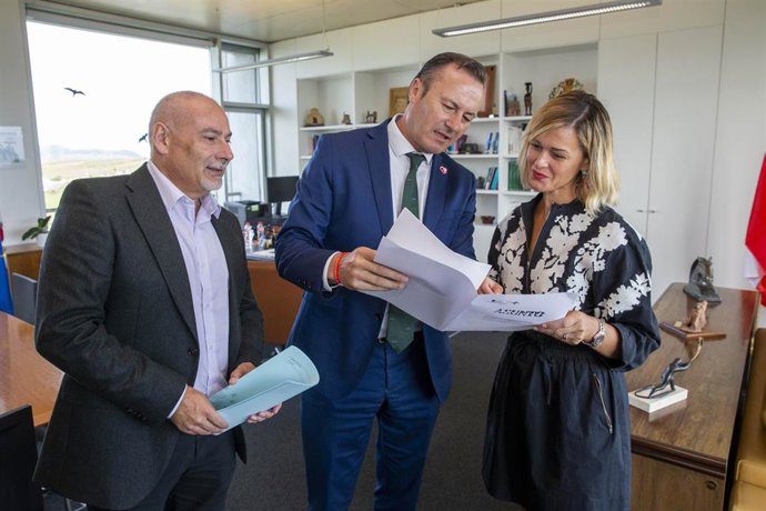 Reunión de la alcaldesa y el primer teniente de alcalde de Piélagos con el consejero de Desarrollo Rural