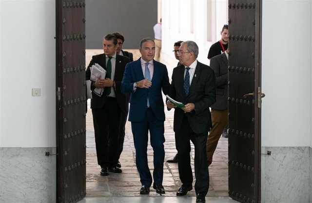El consejero de Presidencia, Elías Bendodo junto al consejero de  Economía, Conocimiento, Empresas y Universidad, Rogelio Velasco entrando a la sala de prensa para informar sobre el Consejo de Gobierno.