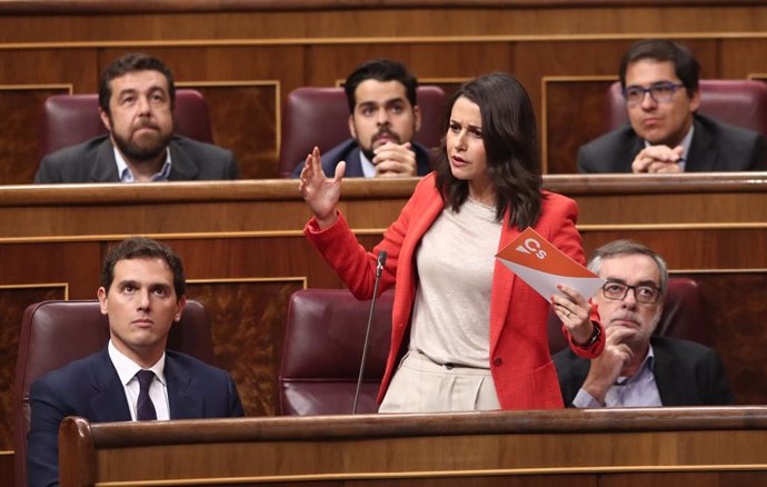 La portaveu parlamentria de Ciudadanos,  Inés Arrimadas, durant la sessió de control al Govern en funcions