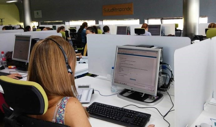 Imagen de una teleoperada de atención sanitaria telefónica.