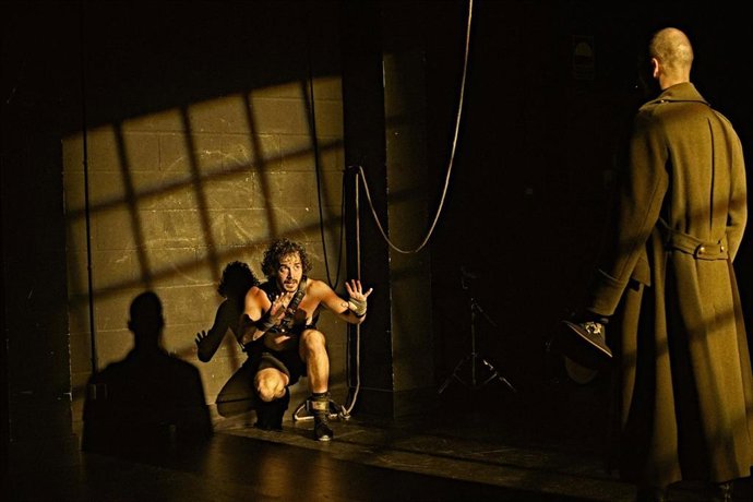 Los actores que interpretan a Segismundo y Clotaldo en una de las escenas de 'La vida es sueño', de Calderón de la Barca.