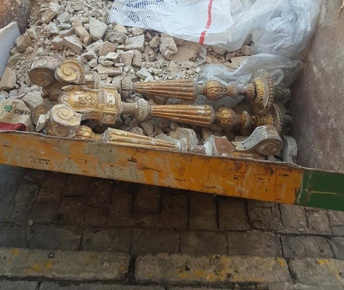 Tres candelabros de la Catedral de Cádiz en una cuba de obra