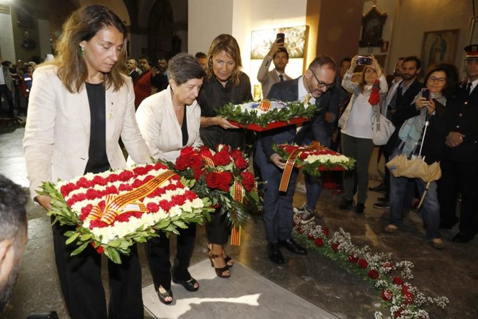 Ofrenda en la tumba de Casanova en la Diada: delegada del Gobierno en Catalunya, Teresa Cunillera; consellera de Presidencia de la Generalitat, Meritxell Budó, vicepresidente primero del Parlament, Josep Costa, alcaldesa de Sant Boi, Llusa Moret