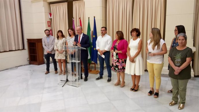 El alcalde de Málaga, Francisco de la Torre, presenta la exposición sobre el síndrome de Phelan-McDermid