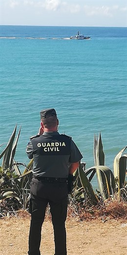 Guardia Civil buscando submarinista desaparecido en Los Caños