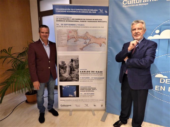 El diputado de Cultura, Víctor González, y el presidente de la Sociedad Económica de Amigos del País, José María Ruiz Povedano, presentan las actividades culturales de ambas instituciones para 2019.