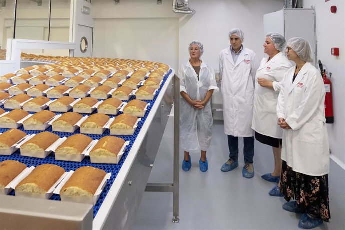 El vicepresidente y consejero de Universidades, Igualdad, Cultura y Deporte, Pablo Zuloaga, visita la fábrica de sobaos y quesadas Joselín