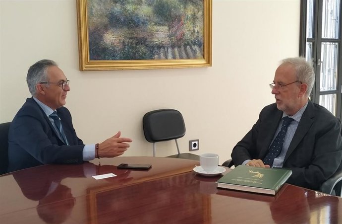 El presidente de la Mancomunidad del Campo de Gibraltar, Juan Lozano, con el delegado de Asuntos Exteriores