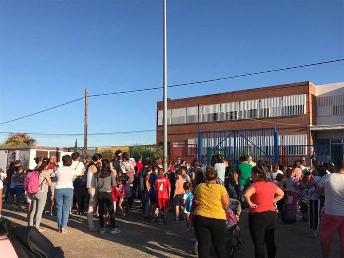 Padres y alumnos del colegio 'Cruz Blanca' de Aznalcóllar