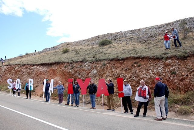 La Plataforma Soria 'Ya' visibiliza su reclamación en el recorrido de la Vuelta Ciclista a España.