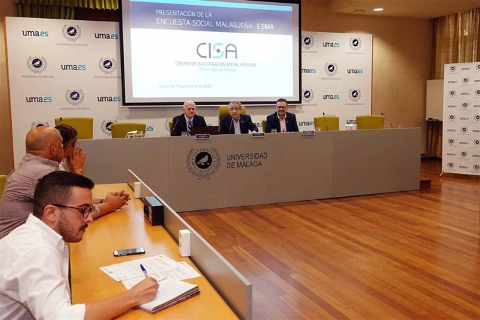 El rector de la Universidad de Málaga, José Ángel Narváez; el catedrático de Sociología Félix Requena; y el profesor de esta área Luis Ayuso presentan el Centro de Investigación Social Aplicada (CISA).