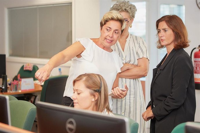 La responsable del IMAS, Marta Arocha, visita el servicio de atención telefónica