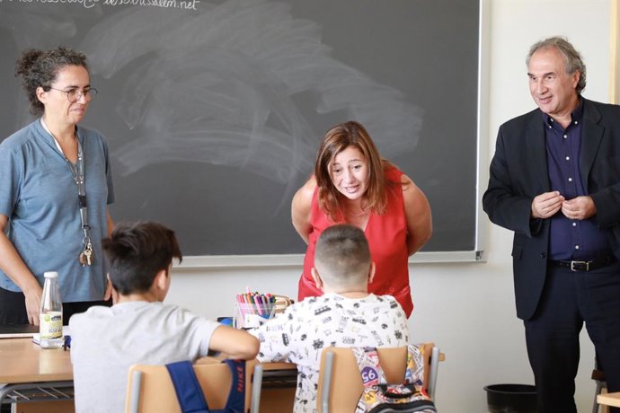 La presidenta del Govern, Francina Armengol, amb el conseller d'Educació, Martí March, a l'inici de curs a l'IES Binissalem.