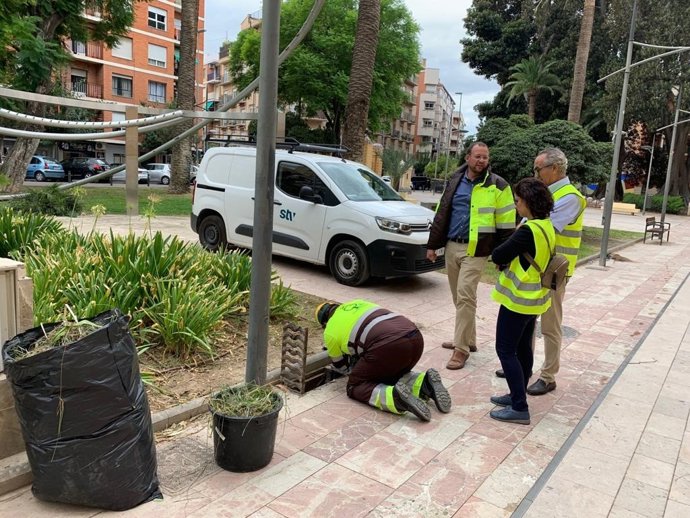 José Guillén supervisa trabajos de limpieza de imbornales en el Cuartel de Artillería