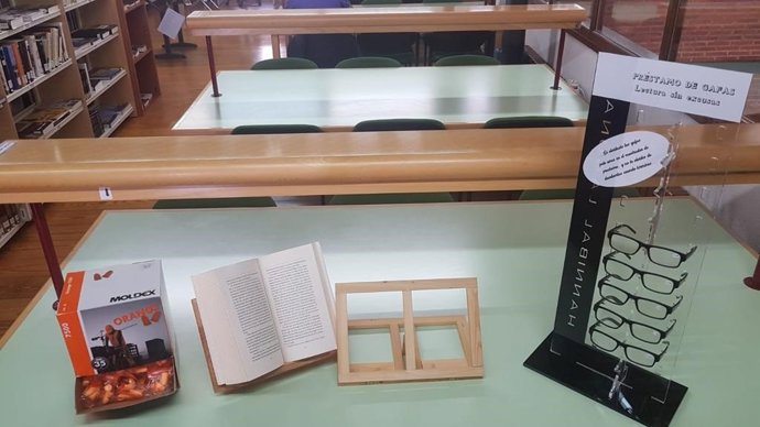 Tapones, atriles y gafas en la Biblioteca Municipal de El Barco de Ávila (Ávila).