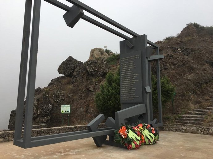 Coronas de flores ubicadas junto al monumento en honor a los fallecidos