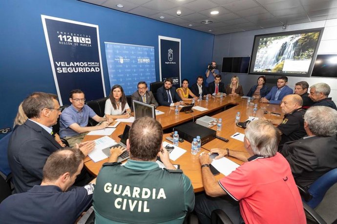El jefe del Ejecutivo regional, Fernando López Miras, preside la reunión para abordar las actuaciones en diferentes ámbitos ante la alerta roja por fuertes lluvias en la Región de Murcia