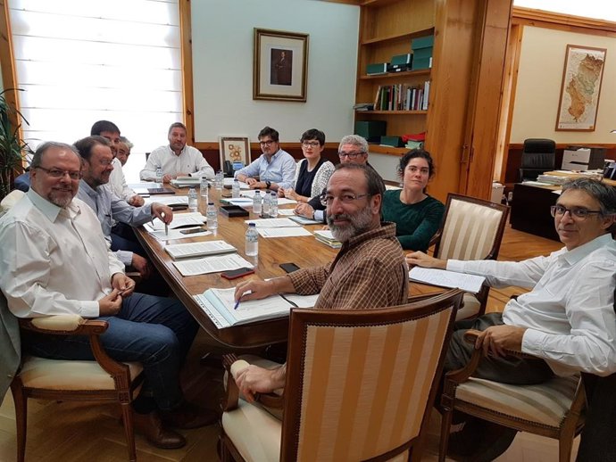 El consejero de Vertebración del Territorio, Movilidad y Vivienda del Gobierno de Aragón, José Luis Soro, con su equipo.