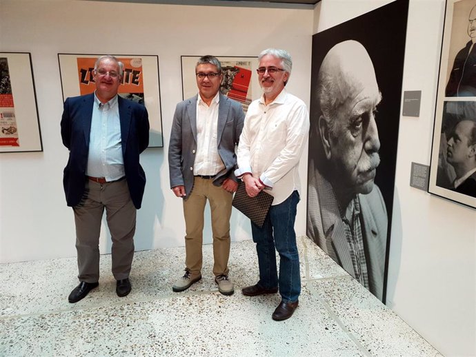 Severiano Hernández, Manuel Melgar y Miguel Cabanillas  en la inauguración de la exposición sobre Josep Renau.