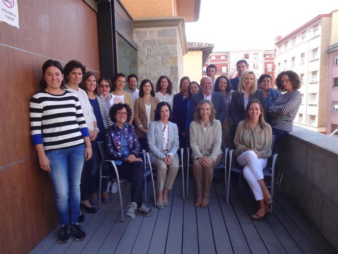 Representantes de las empresas navarra que optan al Sello Reconcilia, junto con miembros del Gobierno de Navarra y de la Asociación de Mujeres Empresarias y Directivas de Navarra.