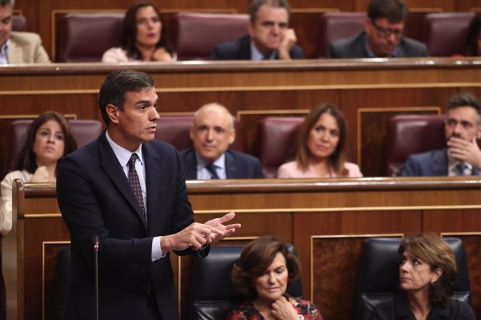 El president del Govern en funcions, Pedro Sánchez, respon el president de Ciudadanos, Albert Rivera, al Congrés durant la sessió de control