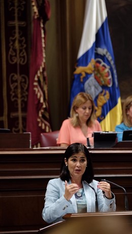 La consejera de Economía y Empleo del Gobierno de Canarias, Carolina Darias, en la tribuna del Parlamento