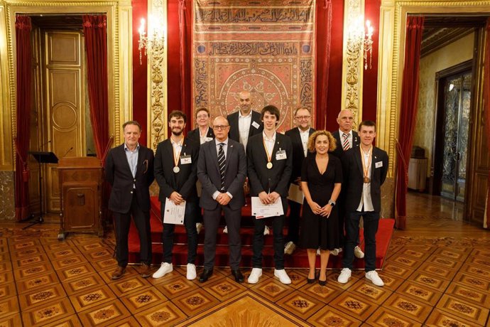 El consejero de Educación, Carlos Gimeno, con el alumnado que ha obtenido medallas en las pruebas de Spainskills y Worldskills de Formación Profesional, y sus tutores