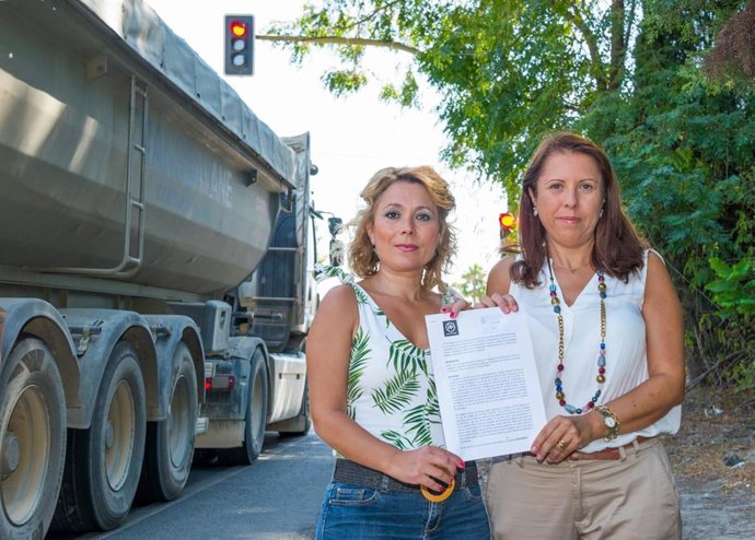 Las populares junto al "semáforo de la discordia"