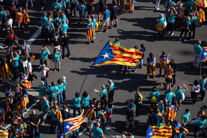Nombroses persones amb banderes de l'estelada (bandera independentista catalana) durant la manifestació convocada per l'Assemblea Nacional Catalana (ANC) amb el lema 'Objectiu Independncia (Objectiu independncia)', dins dels actes de la Diada de 