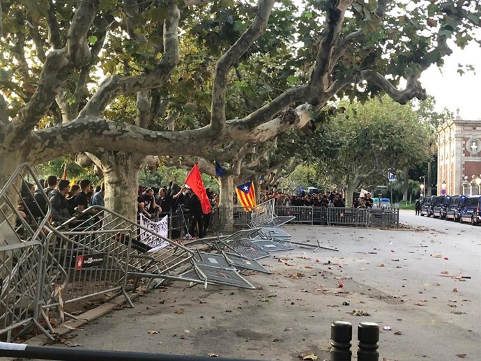 Diada.- Dos identificados en la concentración ante el Parlament